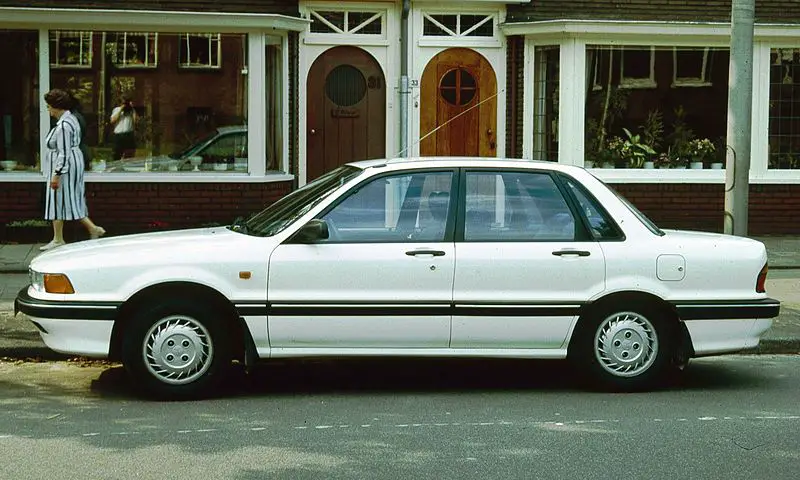 800px-Mitsubishi_Galant_Utrecht_1989.JPG